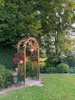 L'Orée du Bois - Chambres d'hôtes à Martué (Florenville) - Arche en bois fleurie